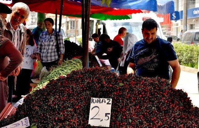 Kirazın Anavatanı Giresun’da Tokat Ve İzmir Kirazı Satılıyor