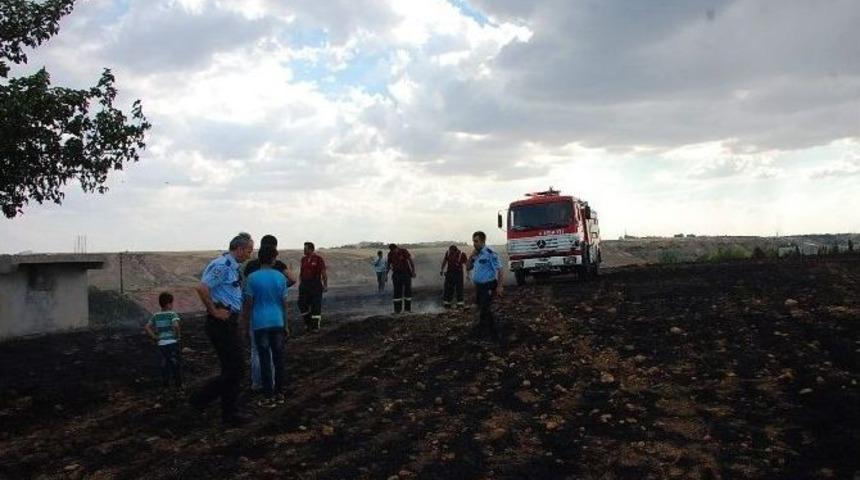 Adıyaman&rsquo;da Tarlada &Ccedil;ıkan Yangın Evlere Sı&ccedil;ramadan S&ouml;nd&uuml;r&uuml;ld&uuml;