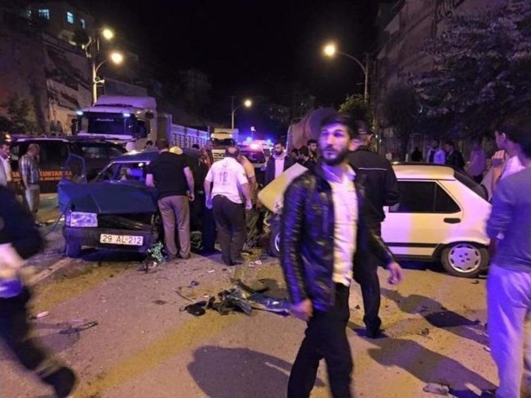 G&uuml;m&uuml;şhane&rsquo;de Trafik Kazası: 3 Yaralı