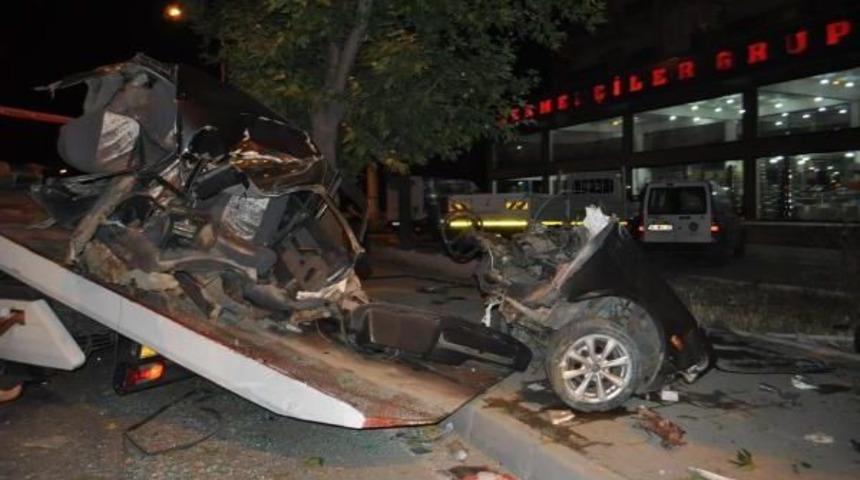 İkiye B&ouml;l&uuml;nen Otomobilin Kaza Anı G&ouml;r&uuml;nt&uuml;s&uuml; Ortaya &Ccedil;ıktı
