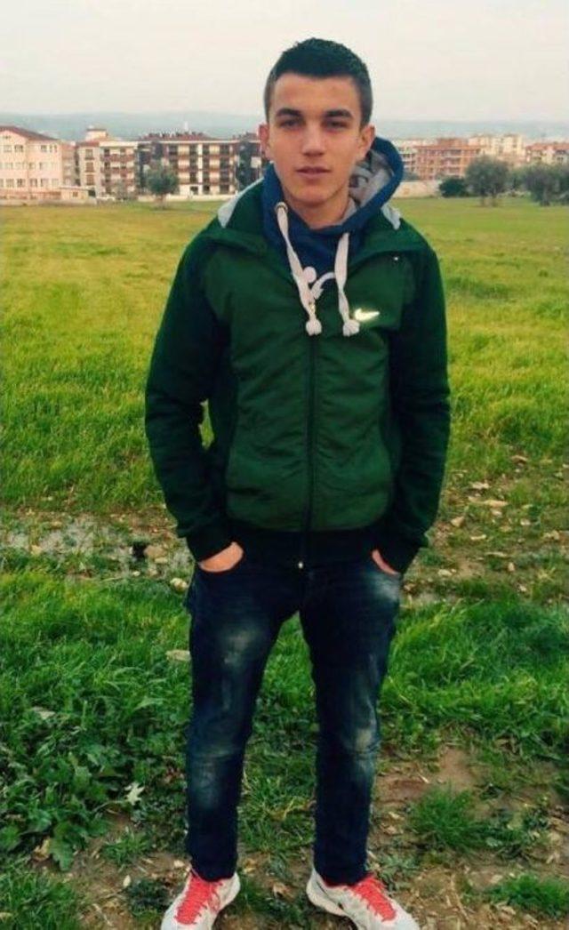 İkiye B&ouml;l&uuml;nen Otomobilin Kaza Anı G&ouml;r&uuml;nt&uuml;s&uuml; Ortaya &Ccedil;ıktı 1