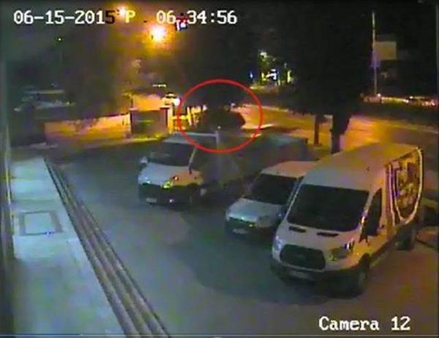 İkiye B&ouml;l&uuml;nen Otomobilin Kaza Anı G&ouml;r&uuml;nt&uuml;s&uuml; Ortaya &Ccedil;ıktı 3