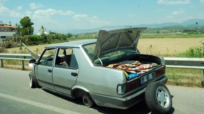 Lastiği Fırlayan Otomobil Bariyerlere &Ccedil;arparak Durabildi