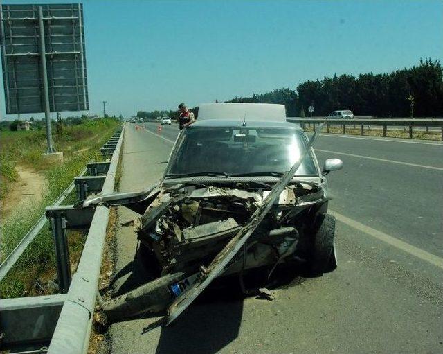 Lastiği Fırlayan Otomobil Bariyerlere Çarparak Durabildi