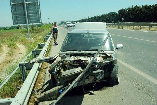 Lastiği Fırlayan Otomobil Bariyerlere Çarparak Durabildi