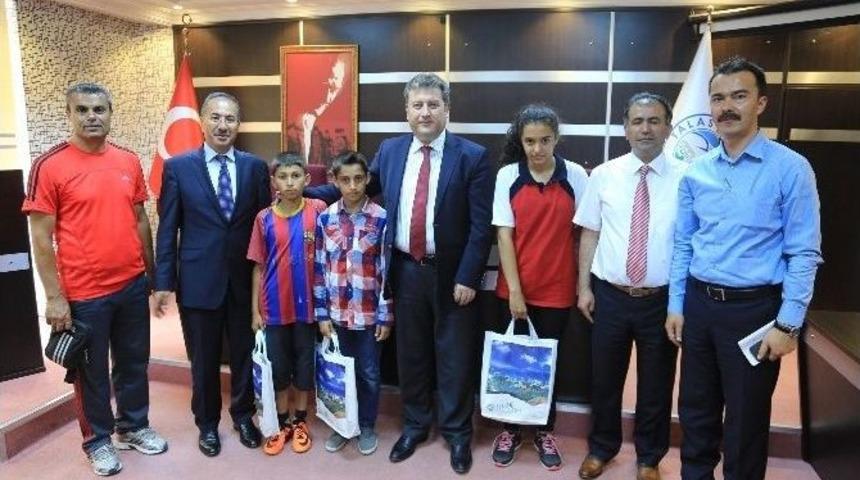 Sporda Başarılı &Ouml;ğrencilere Hediye