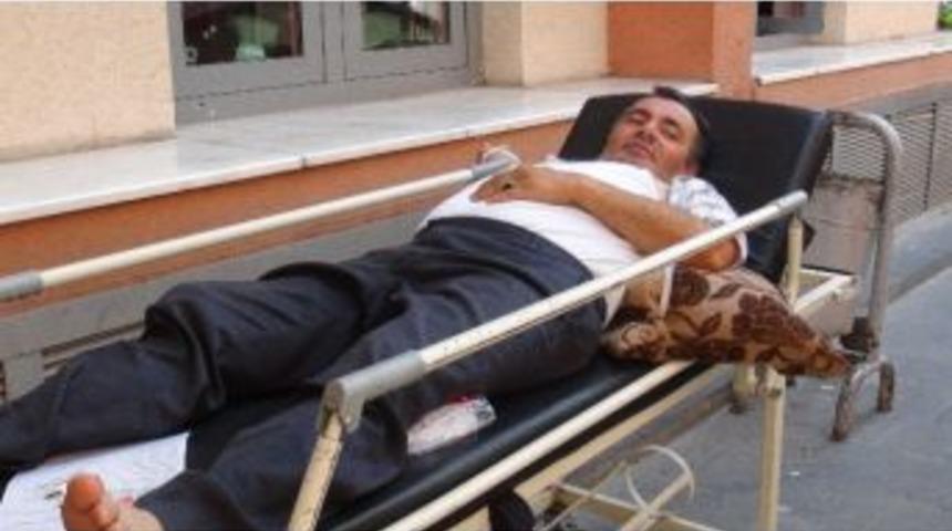 Kamyon Kasasından D&uuml;şen Vatandaş 5 Metrelik U&ccedil;urama Yuvarlandı