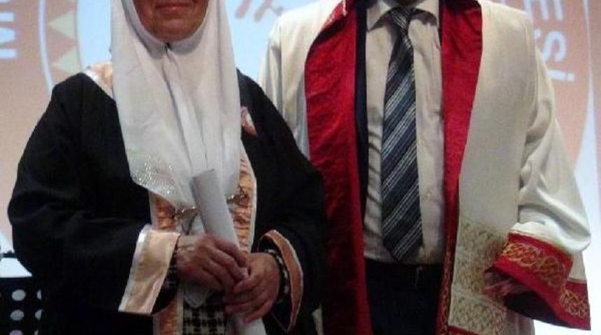 58 Yaşında 3'&uuml;nc&uuml; &Uuml;niversiteyi Bitirdi