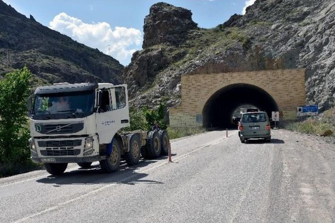 A&ccedil;ık Unuttuğu Dorsesi İle T&uuml;nele Girmeye Kalkışınca Olanlar Oldu