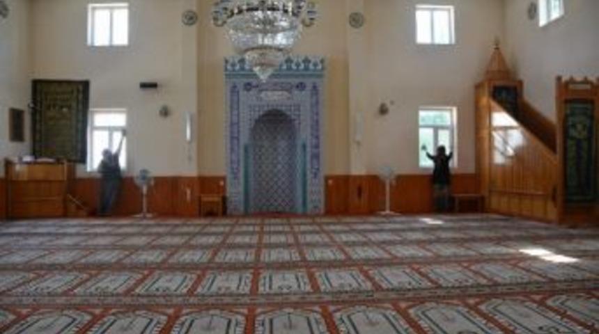 &Ccedil;ay İl&ccedil;esinde Camilerde Ramazan Temizliği Yapıldı