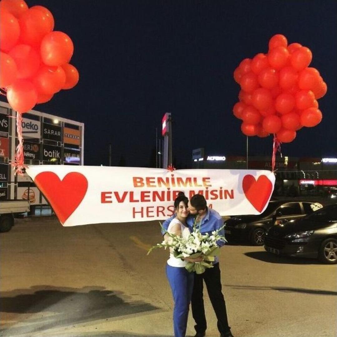 Avm&rsquo;de Kız Arkadaşına Pankartla Evlilik Teklif Etti