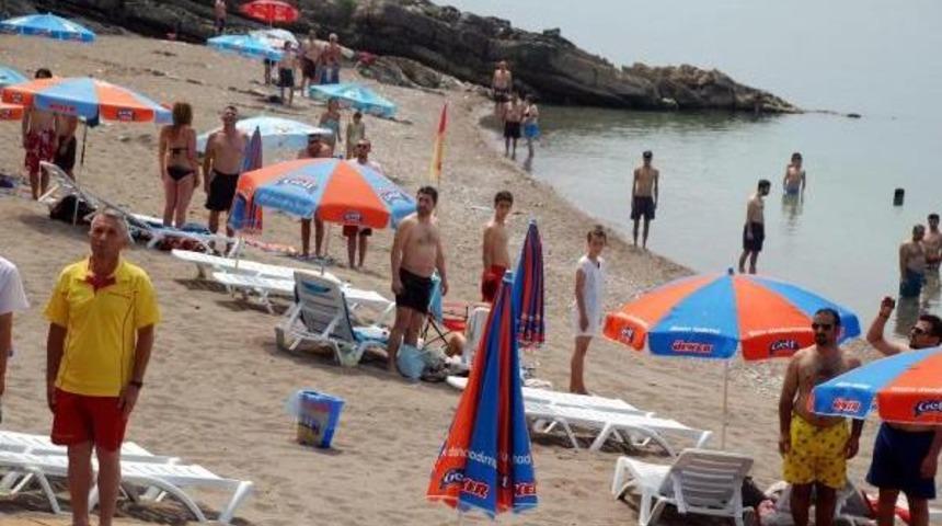 Plajda Mavi Bayrak Verdilirken İstiklal Marşı S&ouml;ylendi