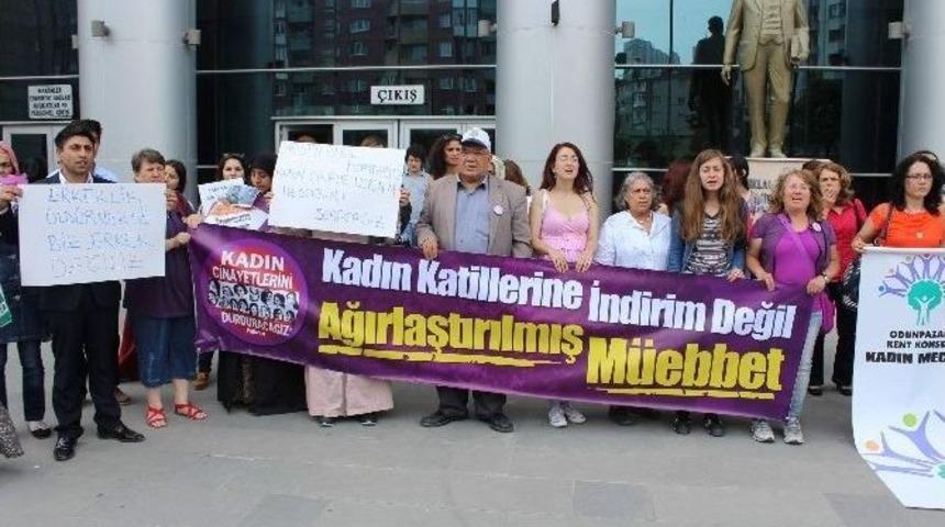 Adliye &Ouml;n&uuml;nde Kadın Cinayetlerini Protesto Eylemi