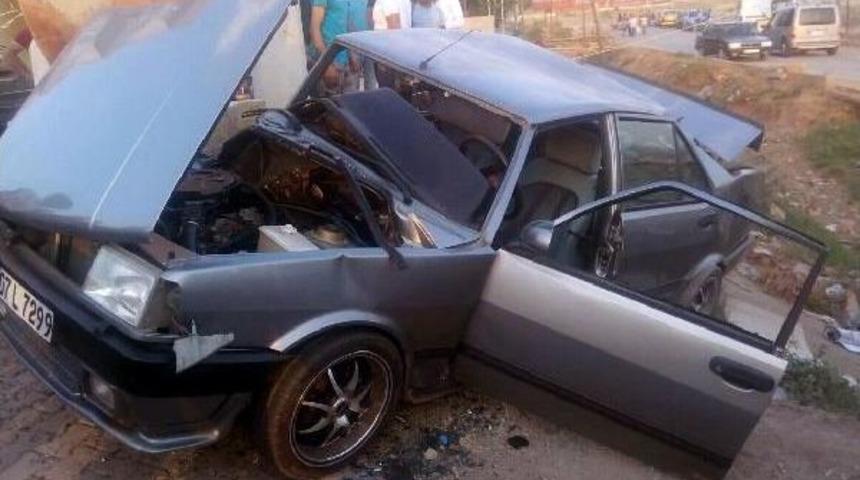 Menemen'de Iki Otomobil &Ccedil;arpıştı: 1 &Ouml;l&uuml;, 2 Yaralı