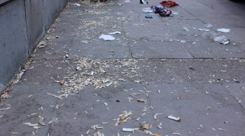 10 G&uuml;n Temizlenmeyen Yozgat Cumhuriyet Meydanı &Ccedil;&ouml;p Deryasına D&ouml;n&uuml;şt&uuml;