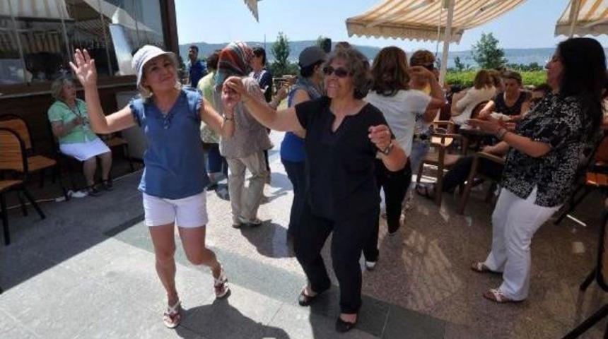 Chp'li Kadınlar Se&ccedil;im Zaferini G&ouml;bek Atarak Kutladı