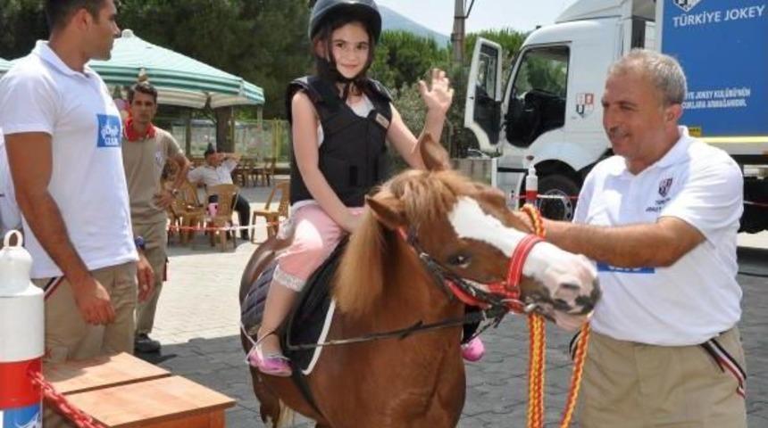 Pony Club, Somalı &Ccedil;ocukların Y&uuml;z&uuml;n&uuml; G&uuml;ld&uuml;rd&uuml;