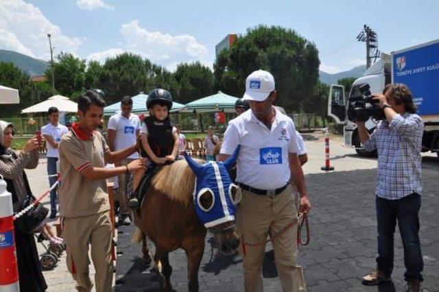 Pony Club, Somalı Çocukların Yüzünü Güldürdü