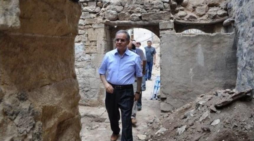 Vali Tapsız, K&ouml;ylerde İncelemelerde Bulundu