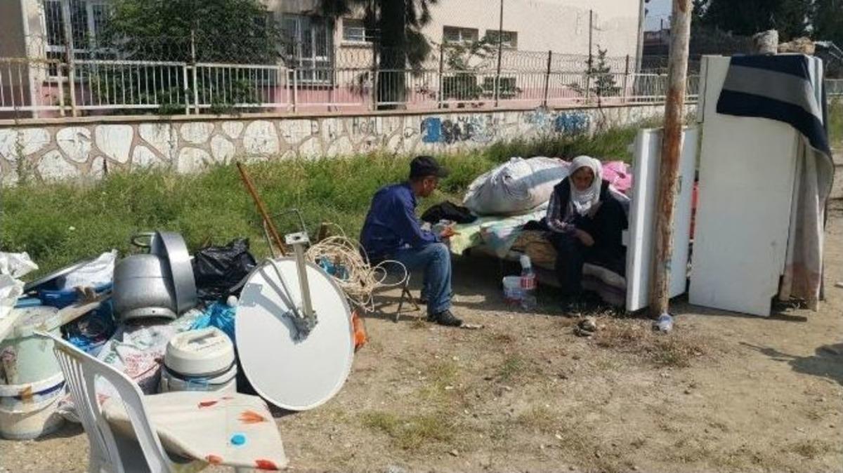 (&ouml;zel Haber) Evden Atılan Yaşlı Kadın Ve Engelli Oğlunun Dramı