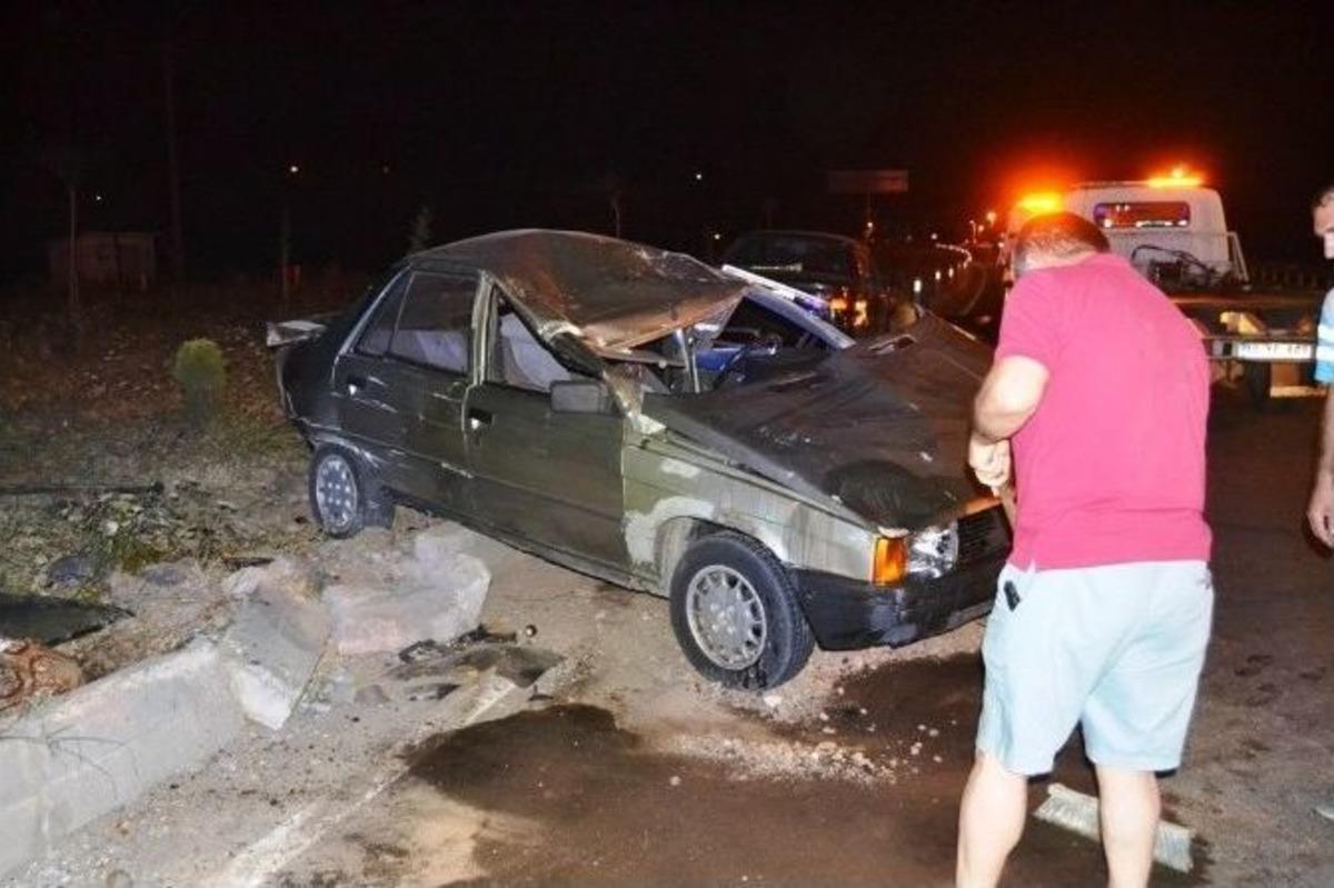 Ayvalık&rsquo;ta Trafik Kazası 2 &Ouml;l&uuml;, 8 Yaralı