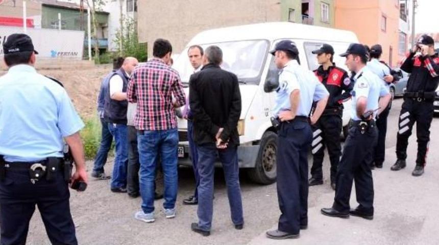 Parasını Aldıkları Kadını S&uuml;r&uuml;kleyen Kapka&ccedil;&ccedil;ılar Yakalandı