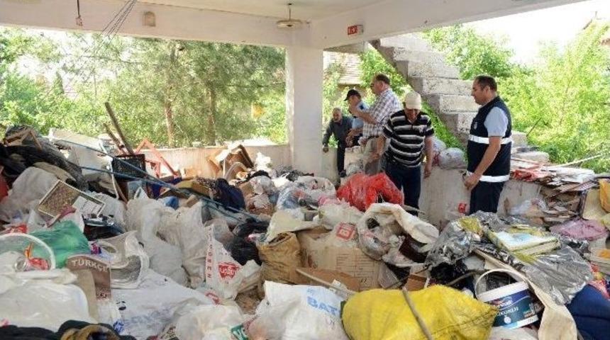 Uşak&rsquo;ta &Ccedil;&ouml;p Evden İki Kamyon &Ccedil;&ouml;p &Ccedil;ıktı