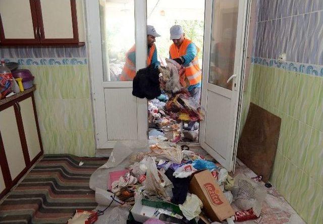 Uşak’ta Çöp Evden İki Kamyon Çöp Çıktı 1