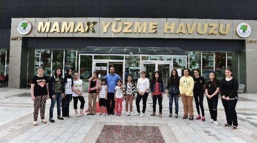 Başaklı &Ouml;ğrencilerin Karne Hediyesi Y&uuml;zme Keyfi