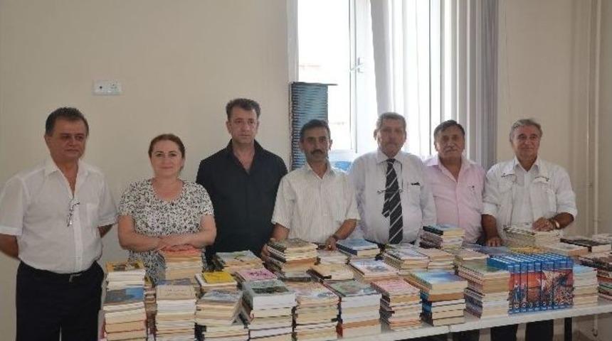 B&uuml;t&uuml;n Kitap Birikimini Cezaevine Bağışladı