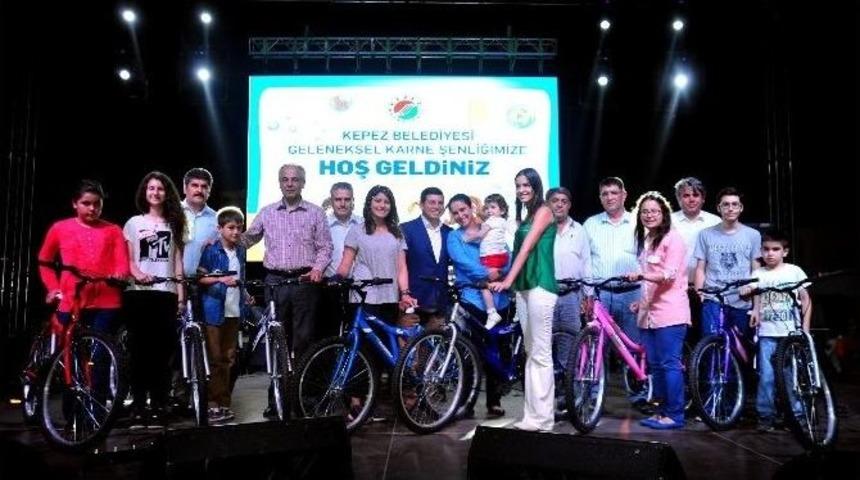 Kepezli &Ouml;ğrenciye &Ccedil;ifte Karne Hediyesi