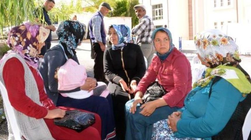 Madenci Eşi Zeynep Tokat: Eşlerimize K&ouml;m&uuml;r&uuml; Ekmeğe D&uuml;rd&uuml;r&uuml;p De Yedirdiler