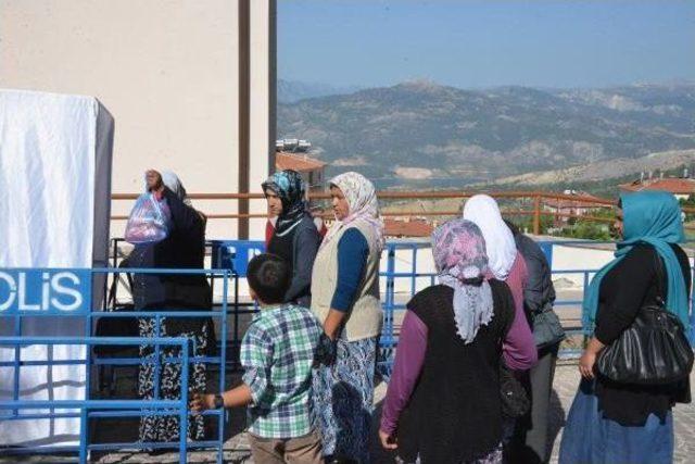 Madenci Eşi Zeynep Tokat: Eşlerimize Kömürü Ekmeğe Dürdürüp De Yedirdiler