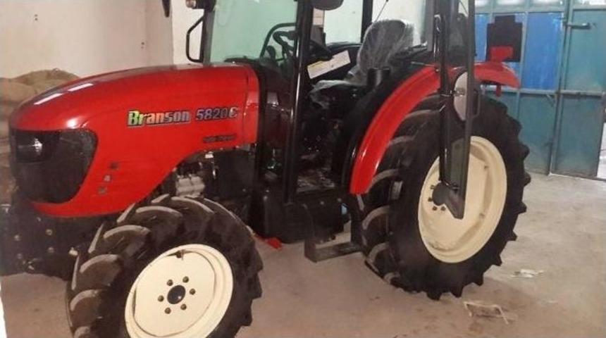 İki Hayırsever, Ak&ccedil;akoca Belediyesi&rsquo;ne Trakt&ouml;r Bağışladı