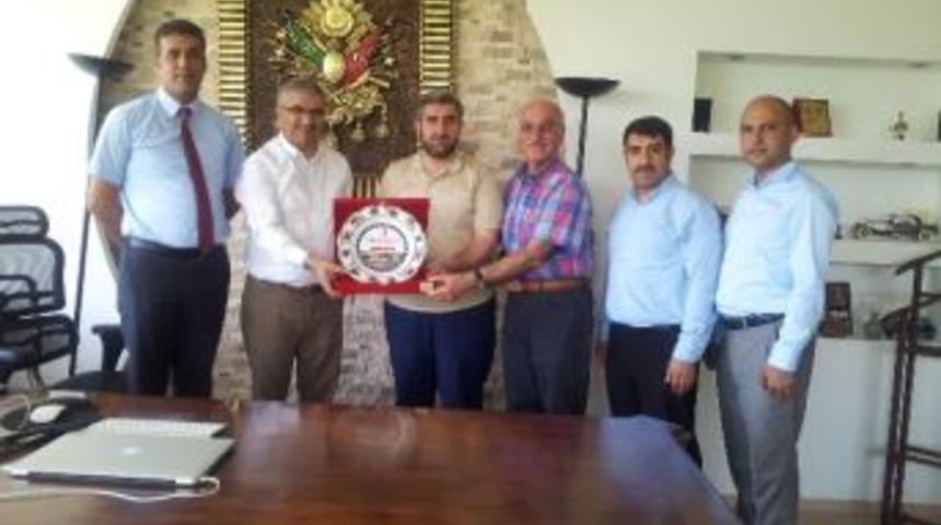 Kızılay&rsquo;dan Beyza Pili&ccedil;&rsquo;e Teşekk&uuml;r Plaketi