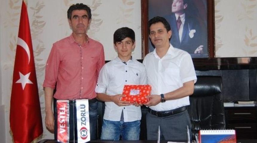 Teog&rsquo;da Başarılı Olan 8 &Ouml;ğrenci &Ouml;d&uuml;llendirildi