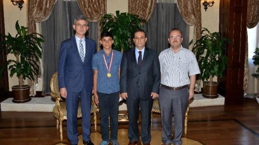 Vali T&uuml;rker Başarılı Golf&ccedil;&uuml;y&uuml; Kutladı