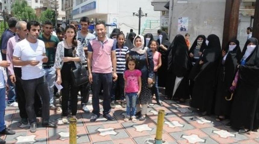 Cizre&rsquo;de Kent Surları &Uuml;zerinde Evleri Bulunan Aileler Basın A&ccedil;ıklaması Yaptı