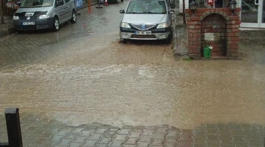 &Ouml;zalp&rsquo;ta Sağanak Yağmur Korkuya Neden Oldu