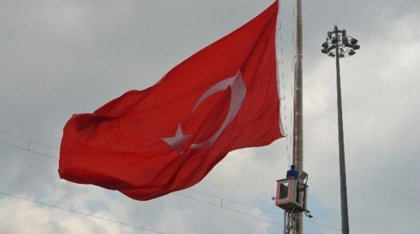 Taksim&rsquo;de Dev T&uuml;rk Bayrağı Yarıya İndirildi