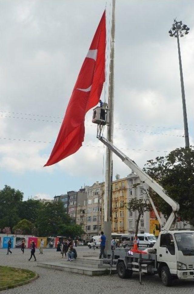 Taksim’de Dev Türk Bayrağı Yarıya İndirildi