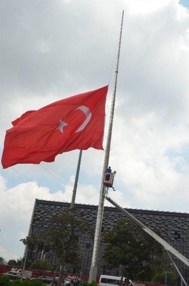 Taksim’de Dev Türk Bayrağı Yarıya İndirildi