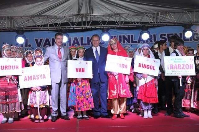 Van'da Halk Oyunları Şenliği