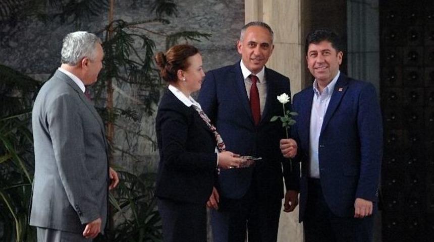 T&uuml;z&uuml;n, Milletvekili Rozetini Yeniden Taktı