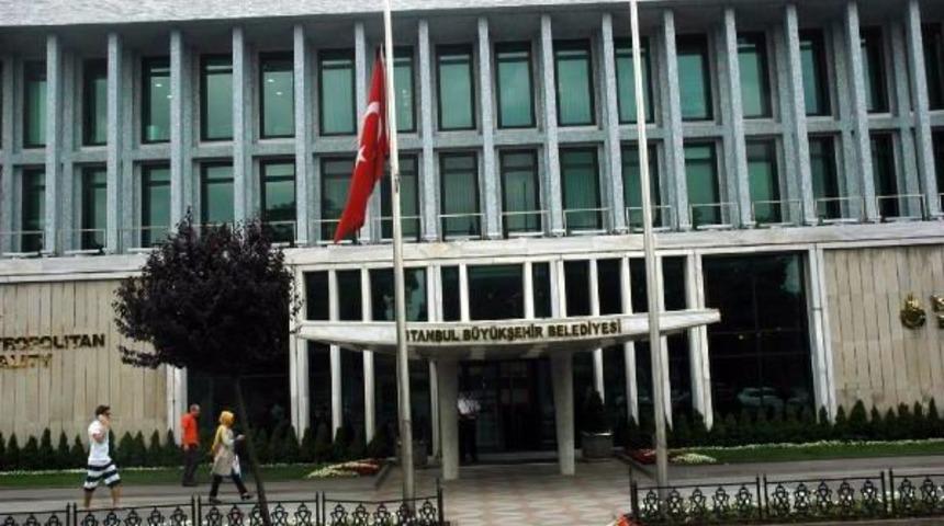 İbb'deki T&uuml;rk Bayrakları Yarıya Indirildi