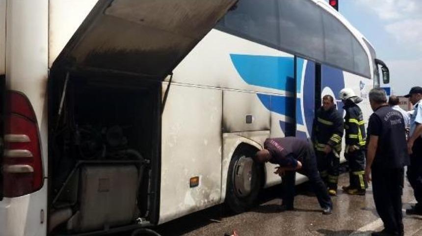 Yolcu Otob&uuml;s&uuml;ndeki Yangını S&uuml;r&uuml;c&uuml;ler S&ouml;nd&uuml;rd&uuml;