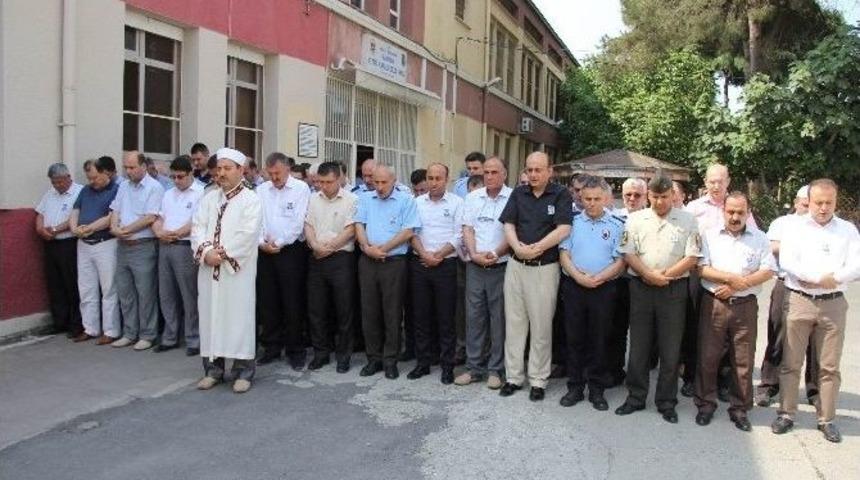 &Ouml;ld&uuml;r&uuml;len Cezaevi M&uuml;d&uuml;r&uuml; İ&ccedil;in Gıyabi Cenaze Namazı Kılındı