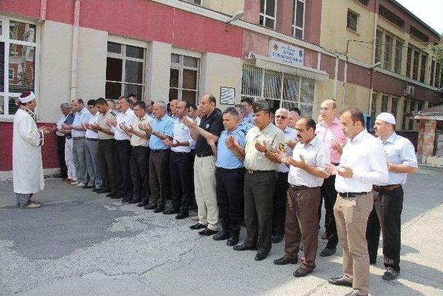 &Ouml;ld&uuml;r&uuml;len Cezaevi M&uuml;d&uuml;r&uuml; İ&ccedil;in Gıyabi Cenaze Namazı Kılındı 1