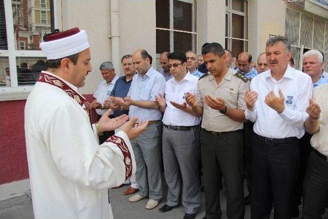 &Ouml;ld&uuml;r&uuml;len Cezaevi M&uuml;d&uuml;r&uuml; İ&ccedil;in Gıyabi Cenaze Namazı Kılındı 2