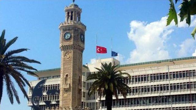 İzmir'de Bayraklar Yarıya Indi